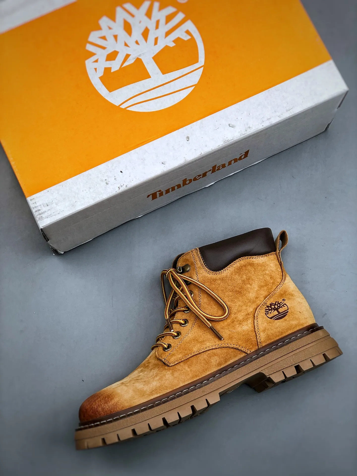 Local self-pickup💰560 supports store release. New goods🚀#Timberland Timberland/Timberland outdoor mid-cut casual rhubarb boots series. Guangdong factory quality. Original box and original packaging. The fabric is made of Italian 🇮🇹 top-grade frosted fine-grained cowhide. It is paired with anti-odor and anti-corrosion genuine leather latex insoles to give you a perfect wearing experience. High-quality and durable. A must-have for sportsmen. Specially designed to treat those who are not handsome. High-quality and first-class foot feel. Size: 38 39 40 41 42 43 44 (leather shoe size)
